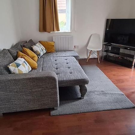 Private 2 Bed Flat Close To Excel & City Airport ロンドン エクステリア 写真