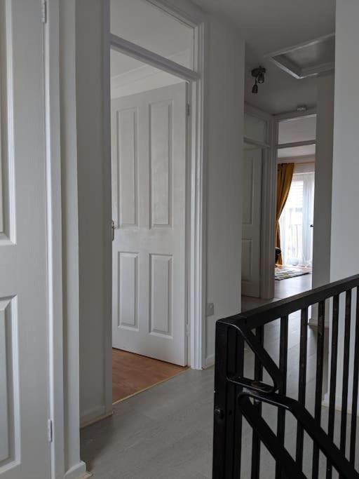 Private 2 Bed Flat Close To Excel & City Airport ロンドン エクステリア 写真