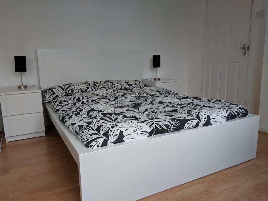 Private 2 Bed Flat Close To Excel & City Airport ロンドン エクステリア 写真