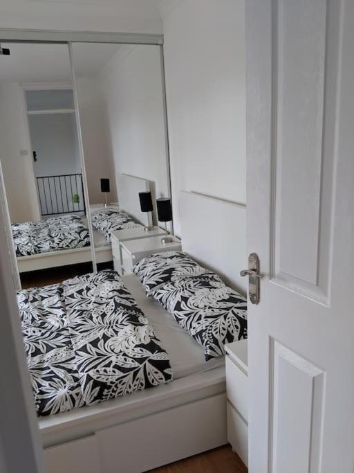 Private 2 Bed Flat Close To Excel & City Airport ロンドン エクステリア 写真