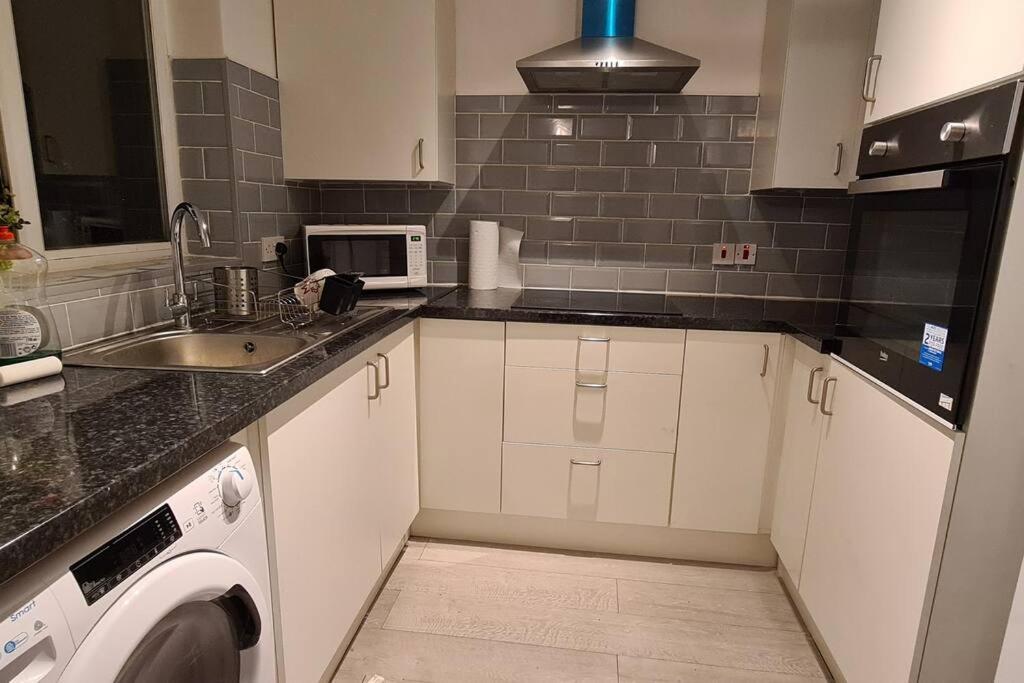 Private 2 Bed Flat Close To Excel & City Airport ロンドン エクステリア 写真