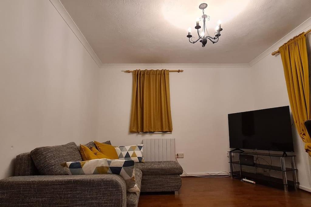 Private 2 Bed Flat Close To Excel & City Airport ロンドン エクステリア 写真