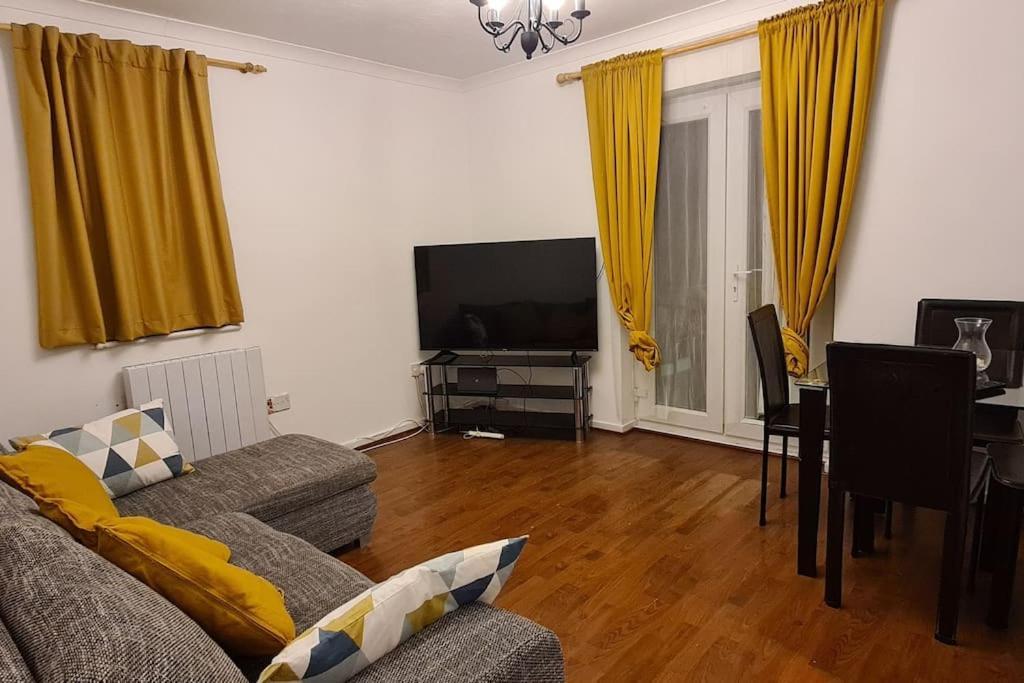 Private 2 Bed Flat Close To Excel & City Airport ロンドン エクステリア 写真