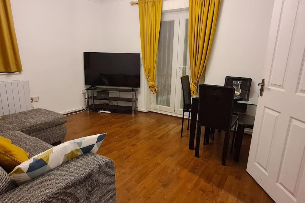 Private 2 Bed Flat Close To Excel & City Airport ロンドン エクステリア 写真