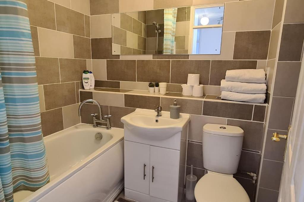 Private 2 Bed Flat Close To Excel & City Airport ロンドン エクステリア 写真